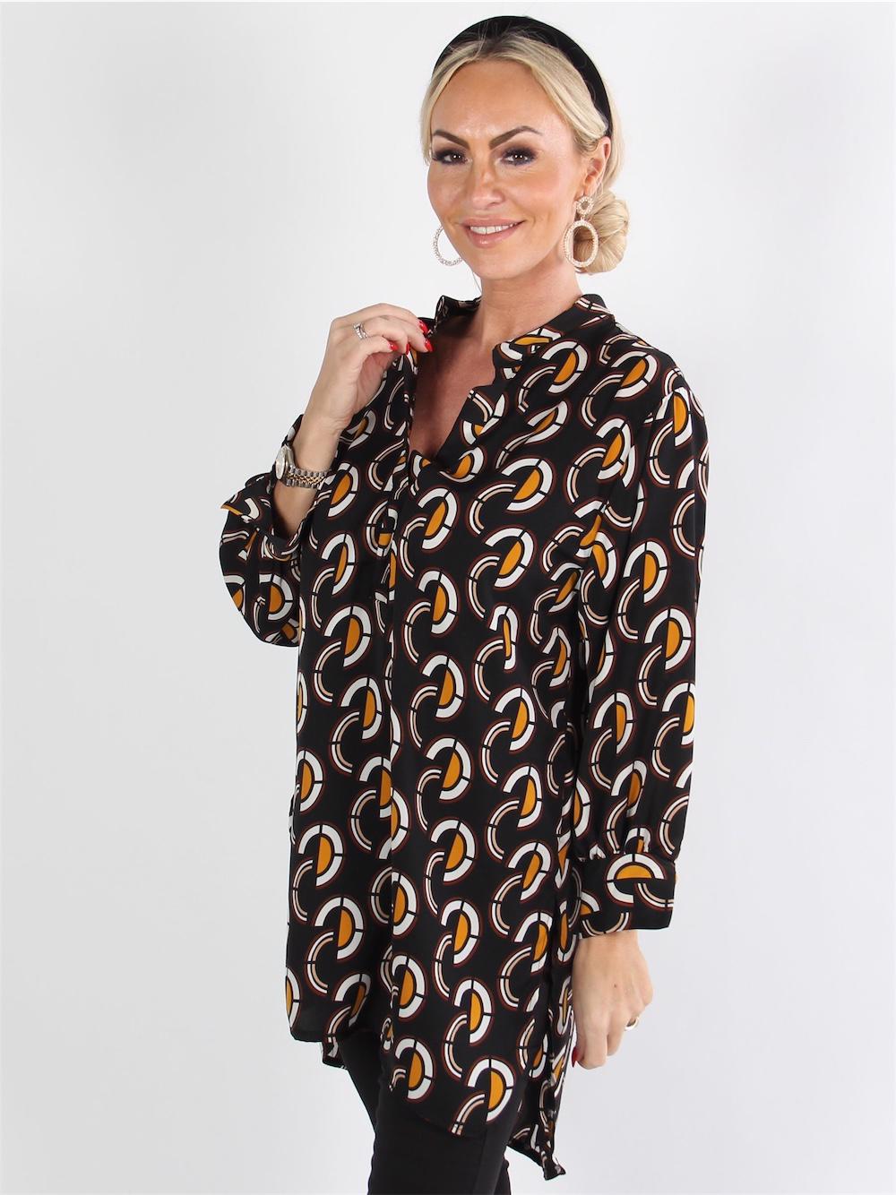 Ziva - Sort skjorte i mønstret print med dyb udskæring